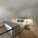 Sant By Brad Santorini
