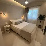 Sant By Brad Santorini *